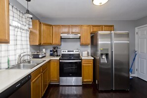 Kylskåp, mikrovågsugn, ugn och spishäll