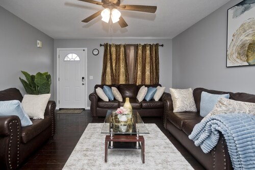 Cozy 3-bedroom Duplex1 with WiFi, AC in peaceful Springfield