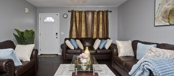 Cozy 3-bedroom Duplex1 with WiFi, AC in peaceful Springfield