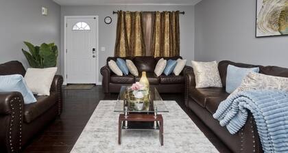 Cozy 3-bedroom Duplex1 with WiFi, AC in peaceful Springfield