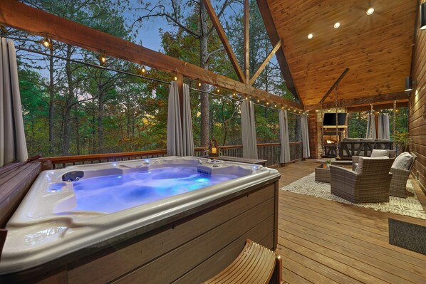 Outdoor spa tub