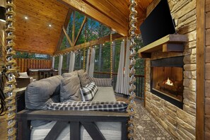 تلفزيون ذكي، مدفأة، ألعاب فيديو، كُتُب