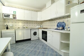 Køleskab, mikrobølgeovn, ovn, kogeplade