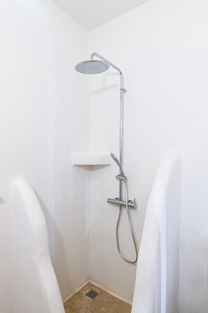 Sèche-cheveux, serviettes fournies, savon, shampoing
