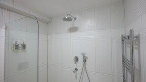 Douche, douche à « effet pluie », articles de toilette de luxe