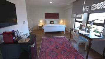 Deluxe Suite | 1 bedroom, premium bedding, free minibar, in-room safe