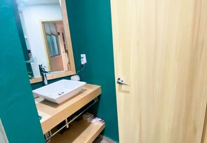 Haartrockner, Handtücher, Seife, Shampoo