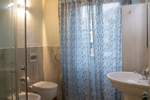 Shower, hair dryer, bidet, towels - loft3 bilo via morosini Varese center (Varese)