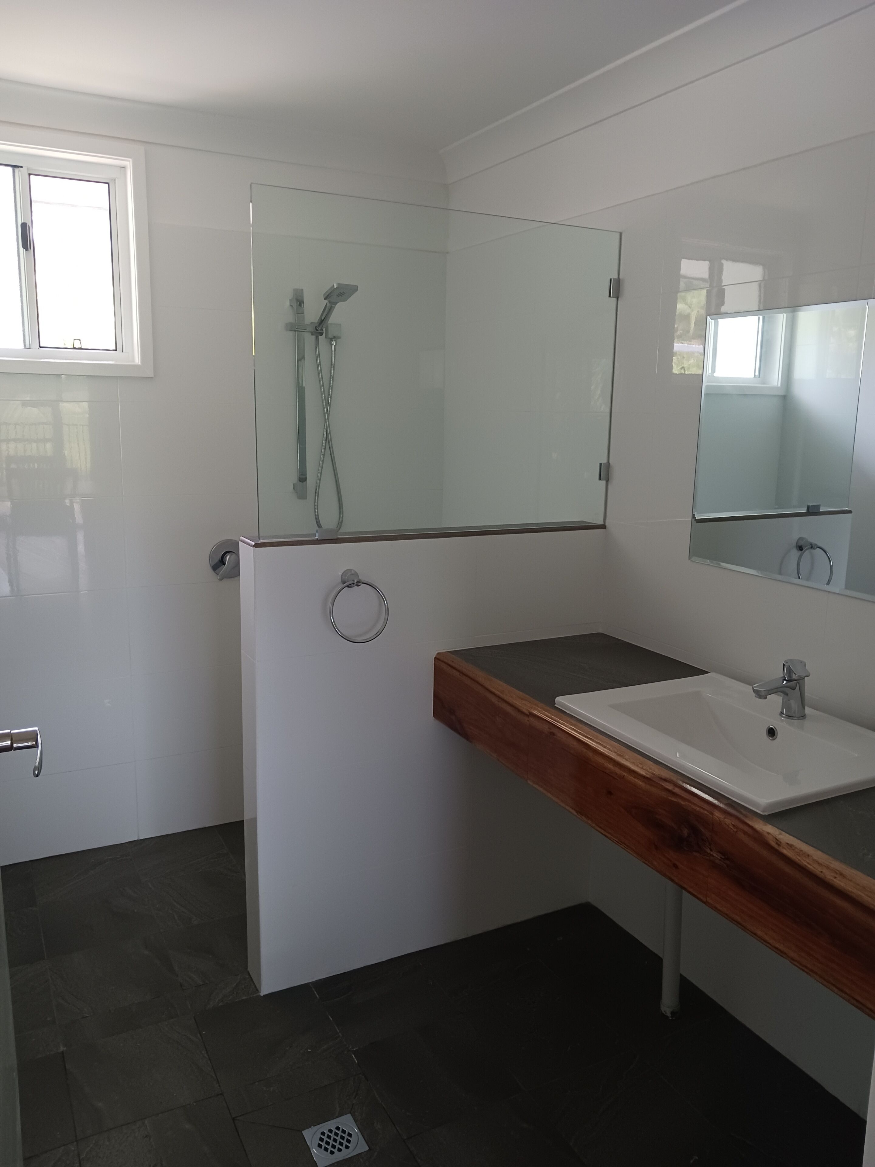 Douche, serviettes fournies, savon, papier toilette