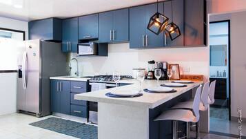 Refrigerador, microondas, horno y parrilla de estufa