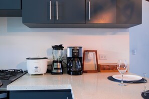 Fridge, microwave, oven, stovetop - Party Pad Steps From The Clubs (Jaco)