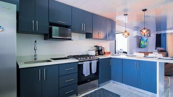 Refrigerador, microondas, horno y parrilla de estufa