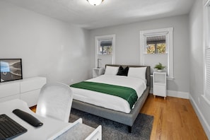 Room - ChicStylish Near Tufts/Boston 1BR w/ SitStand Desk (Medford)