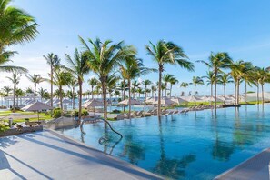 Una piscina techada, una piscina al aire libre