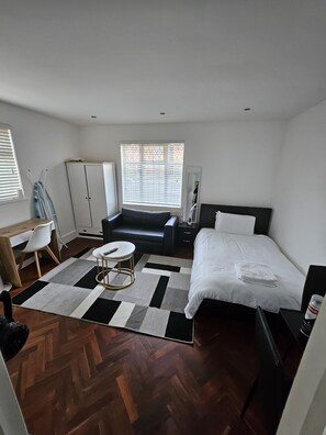 1 bedroom, desk, iron/ironing board, free WiFi - Nice and Cosy Studio Flat (Carshalton)