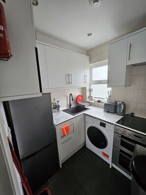Fridge, microwave, stovetop, electric kettle - Nice and Cosy Studio Flat (Carshalton)