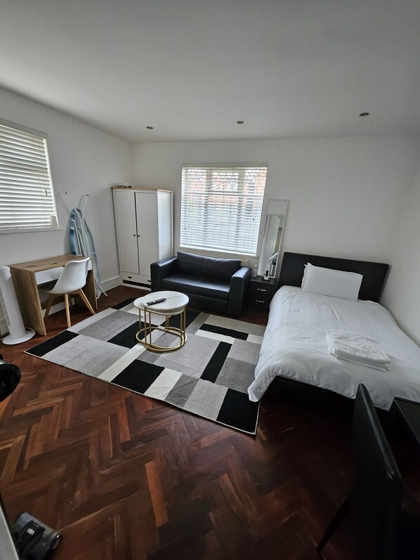 1 bedroom, desk, iron/ironing board, free WiFi - Nice and Cosy Studio Flat (Carshalton)