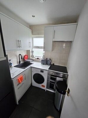 Fridge, microwave, stovetop, electric kettle - Nice and Cosy Studio Flat (Carshalton)