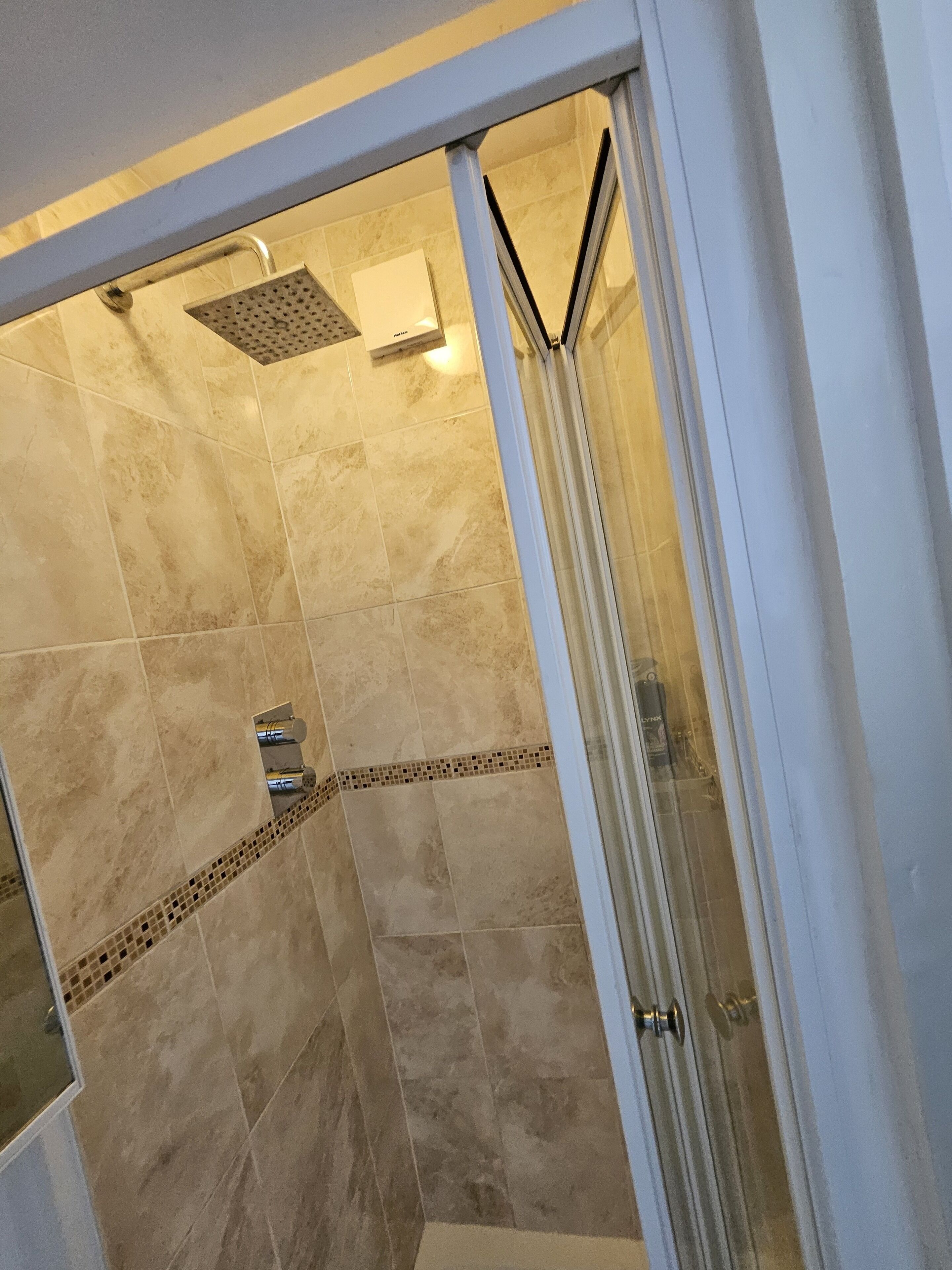 Secadora de cabello, toallas, jabón, papel de baño 