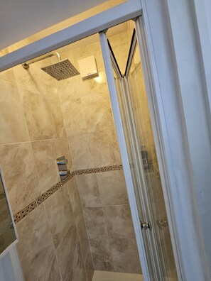 Hair dryer, towels, soap, toilet paper - Nice and Cosy Studio Flat (Carshalton)