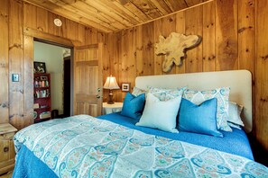 3 habitaciones, escritorio y tabla de planchar con plancha 