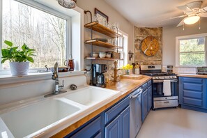 Réfrigérateur, micro-ondes, plaque de cuisson, lave-vaisselle