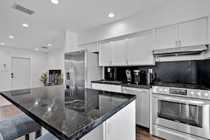Private kitchen - Miami Casa Tropical Sunny Oasis 2BR & Office (Biscayne Park)