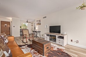 智能电视、壁炉、桌上足球、乒乓球