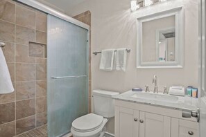 Shower, hair dryer, towels, shampoo - Seagull 26- Newly Renovated | Close to Beach (Port Aransas)