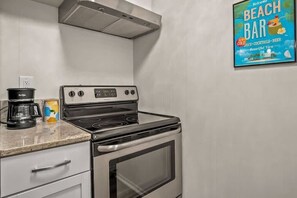 Een koelkast, een magnetron, een oven, een kookplaat