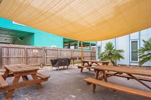 Outdoor dining - Seagull 26- Newly Renovated | Close to Beach (Port Aransas)