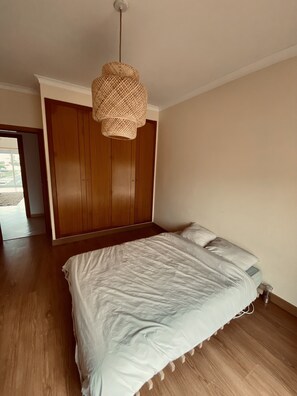 2 bedrooms, WiFi, bed sheets - 3 bedroom apartment with sea view, swimming pool & BBQ, 4 balconies  (Ericeira)