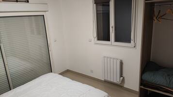 2 bedrooms, iron/ironing board, WiFi