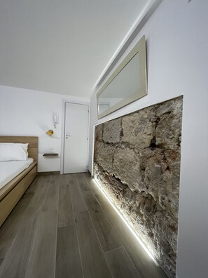 1 bedroom, in-room safe, desk, iron/ironing board - MaRò Loft al capo, vacation home in the historic center of Palermo  (Palermo)