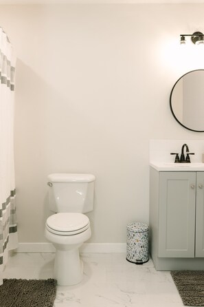 Hair dryer, towels, soap, shampoo - The 509 Loft Guesthouse in Kennewick (Kennewick)