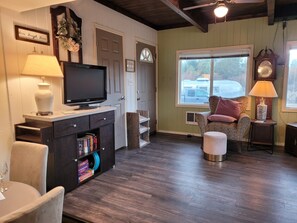 Interior - Cozy cottage with river access and great outdoor adventures (La Pine)