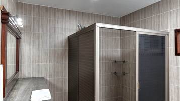 Rumah Keluarga | Kamar mandi | Kombinasi shower/bathtub, handuk, sabun, dan tisu toilet