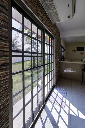 Perhetalo | Yksityinen keittiö | Jääkaappi, mikroaaltouuni, uuni, liesi