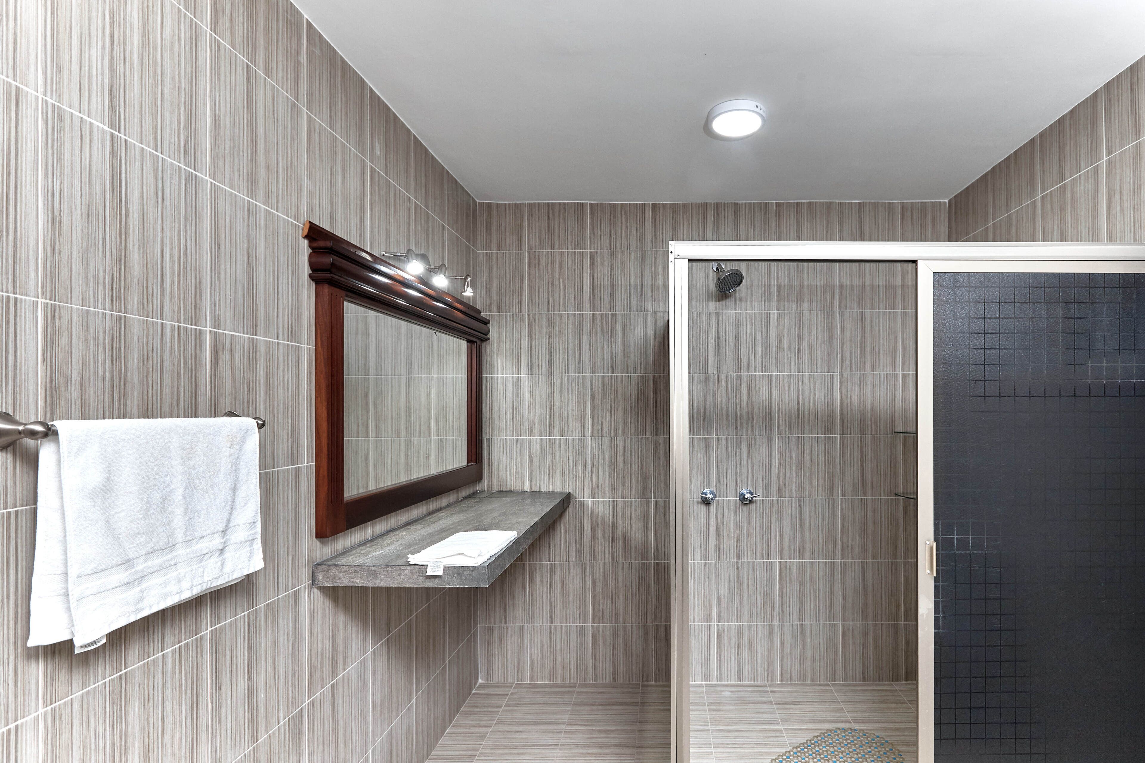 Family House | Bathroom | Combined shower/tub, towels, soap, toilet paper