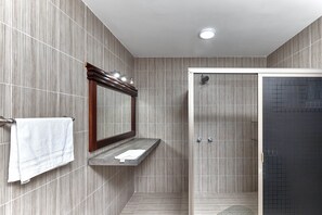 Family House | Bathroom | Combined shower/bathtub, towels, soap, toilet paper - Casa MG (Úrsulo Galván)