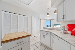 Interior - GULF-FRONT, PRIVATE BALCONY, ALL THE AMENITIES! (Orange Beach)