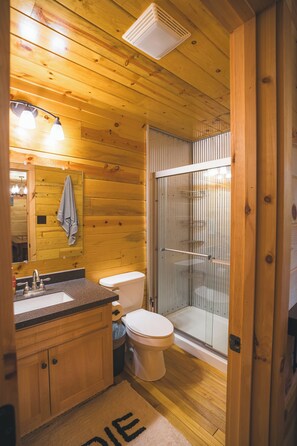 Dutxa, assecador de cabells, tovalloles i sabó 