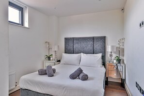 2 makuuhuonetta, työpöytä, silitysrauta/-lauta, vauvan matkasänky