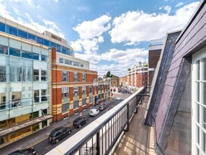 Property grounds - 3 bedroom penthouse with balcony (Greater London)