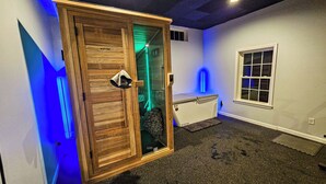 Ein Zimmer mit Holztür, Fenster und einem weißen Heizgerät.