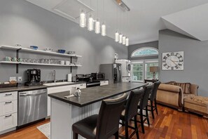 Fridge, microwave, oven, stovetop - Peaceful Retreat with Stunning Mountain Views for Unforgettable Memories (Danbury)