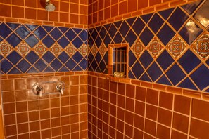 Shower, jetted bath, towels, toilet paper - Casa Brisa Del Mar Beach Front Living with Pool and Spa (Los Barriles)