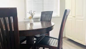 Dining - House in Thomastown (Thomastown)