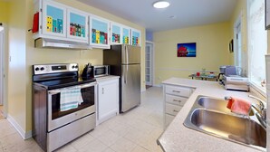 Une cuisine équipée d’une cuisinière, d’un four, d’un four à micro-ondes, d’un réfrigérateur et d’un évier.