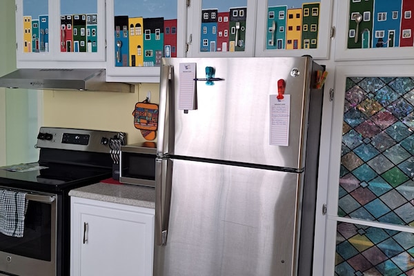 Refrigerador, microondas, horno y parrilla de estufa